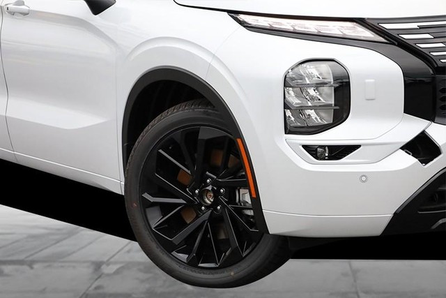 Nissan Rogue Plug-In Hybrid Vehicle Full-screen Gallery Image 3