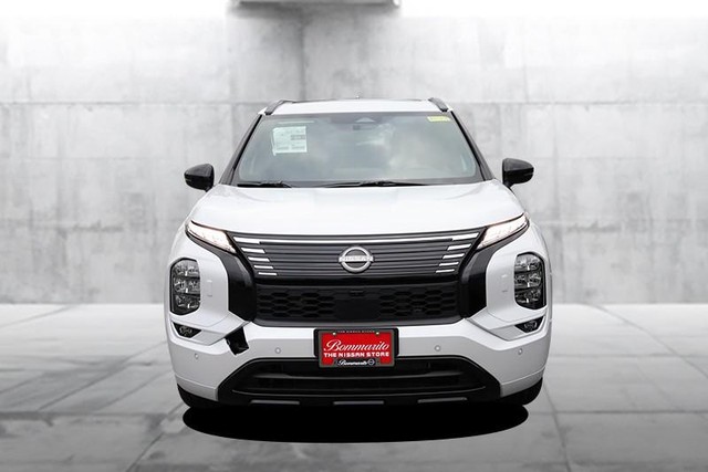 Nissan Rogue Plug-In Hybrid Vehicle Full-screen Gallery Image 4