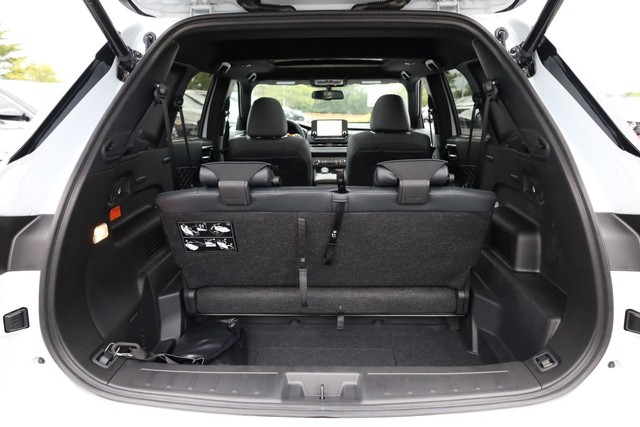 Nissan Rogue Plug-In Hybrid Vehicle Full-screen Gallery Image 7