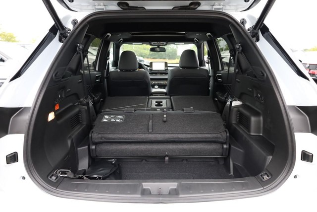 Nissan Rogue Plug-In Hybrid Vehicle Full-screen Gallery Image 8