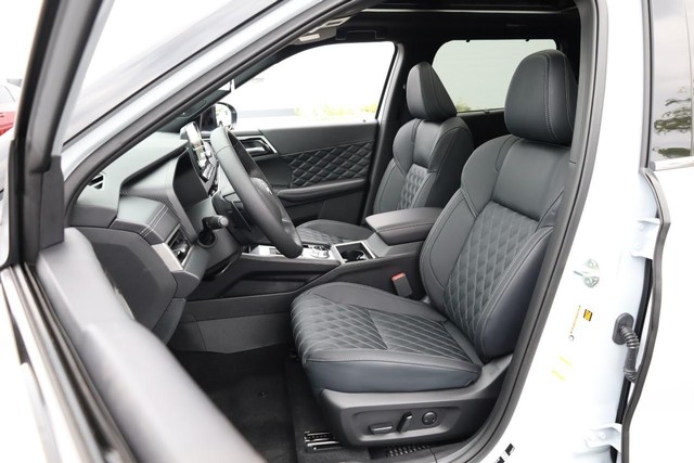 Nissan Rogue Plug-In Hybrid Vehicle Full-screen Gallery Image 9