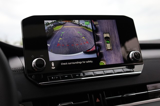 Nissan Rogue Plug-In Hybrid Vehicle Full-screen Gallery Image 16