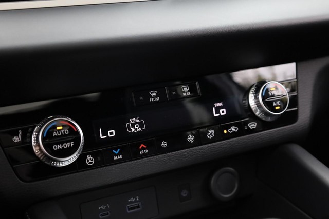 Nissan Rogue Plug-In Hybrid Vehicle Full-screen Gallery Image 18