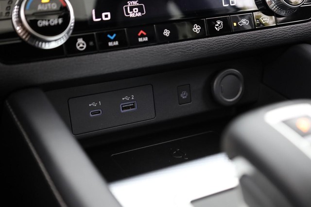 Nissan Rogue Plug-In Hybrid Vehicle Full-screen Gallery Image 19