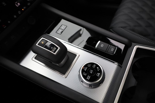 Nissan Rogue Plug-In Hybrid Vehicle Full-screen Gallery Image 20