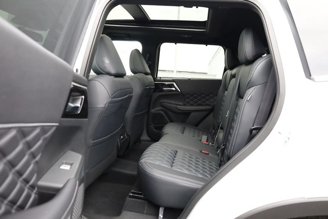Nissan Rogue Plug-In Hybrid Vehicle Full-screen Gallery Image 26