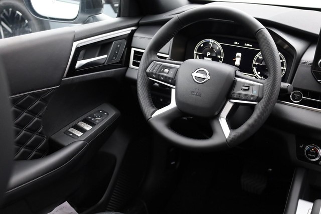 Nissan Rogue Plug-In Hybrid Vehicle Full-screen Gallery Image 30