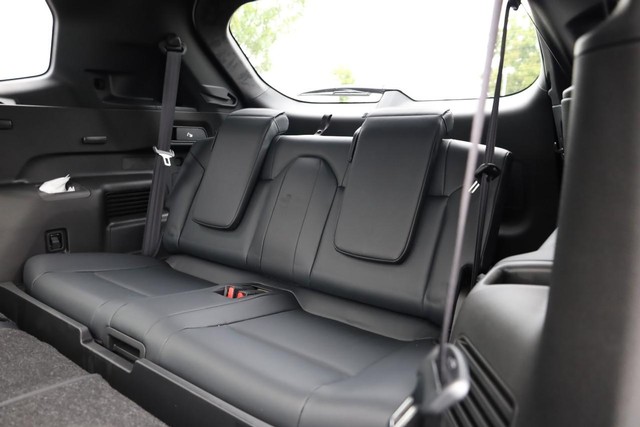 Nissan Rogue Plug-In Hybrid Vehicle Full-screen Gallery Image 31