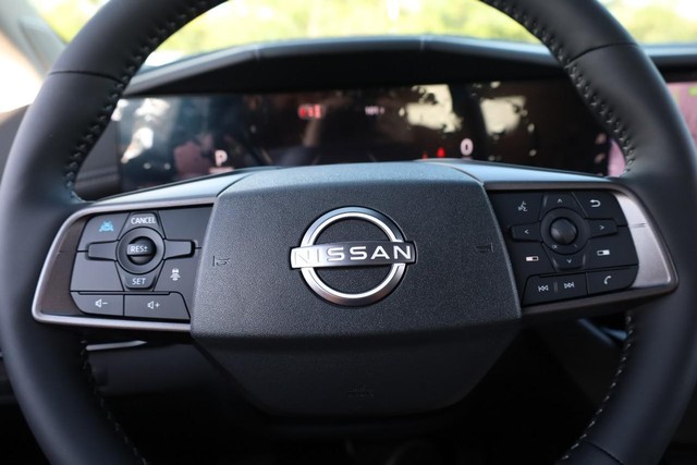 Nissan Murano Vehicle Full-screen Gallery Image 12