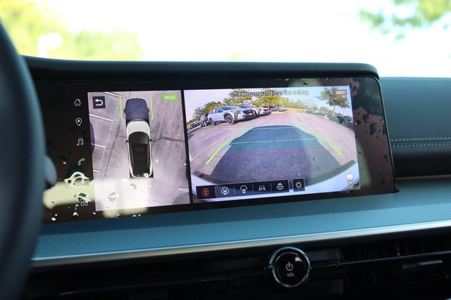 Nissan Murano Vehicle Full-screen Gallery Image 16