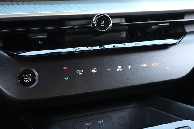 Nissan Murano Vehicle Full-screen Gallery Image 18