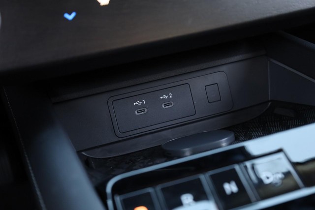 Nissan Murano Vehicle Full-screen Gallery Image 19