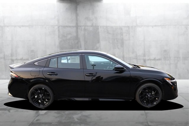 Nissan Sentra Vehicle Full-screen Gallery Image 5
