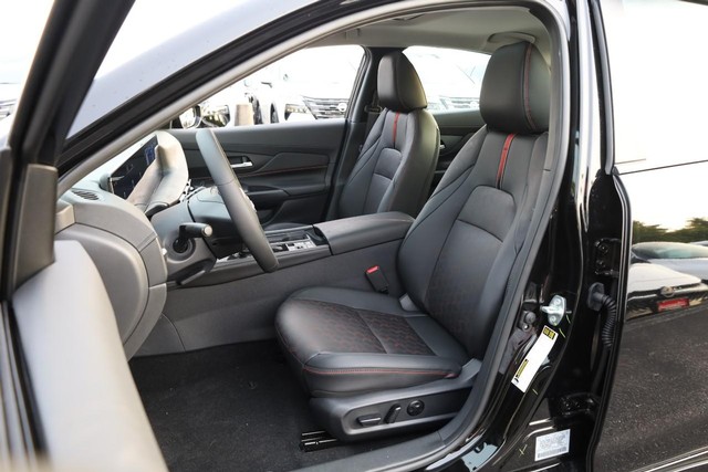Nissan Sentra Vehicle Full-screen Gallery Image 8