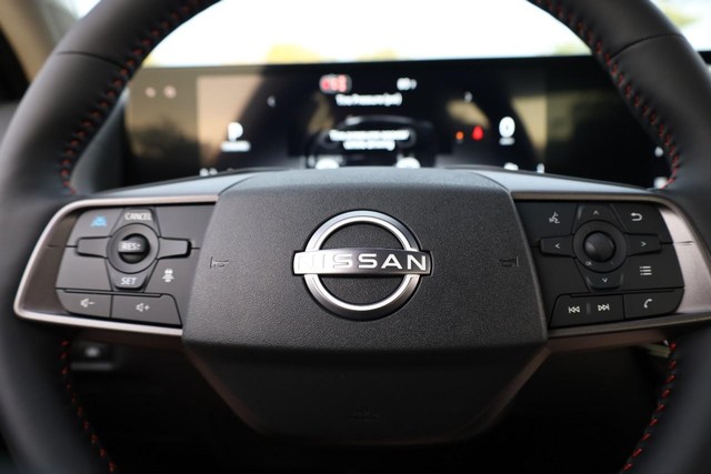 Nissan Sentra Vehicle Full-screen Gallery Image 10