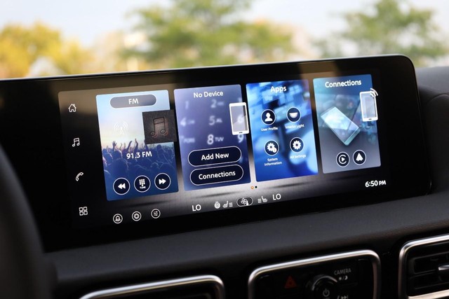 Nissan Sentra Vehicle Full-screen Gallery Image 12