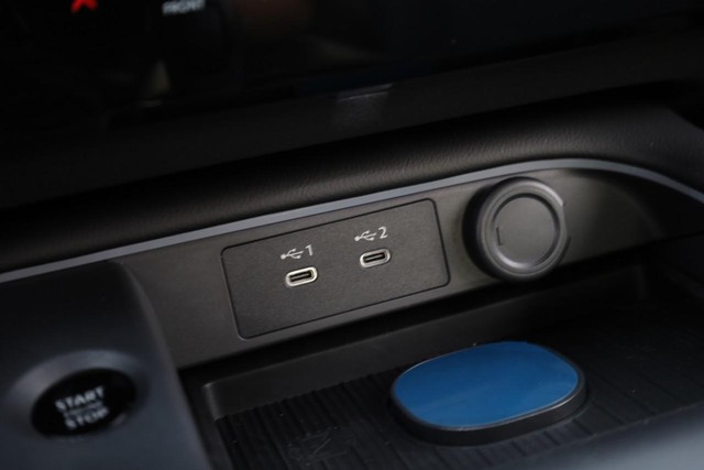 Nissan Sentra Vehicle Full-screen Gallery Image 16