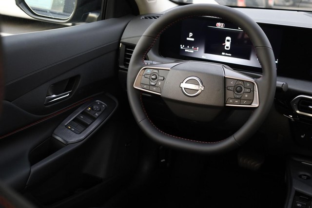 Nissan Sentra Vehicle Full-screen Gallery Image 25