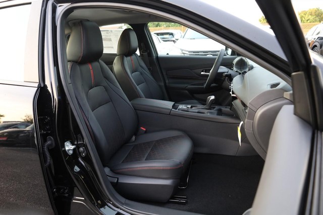Nissan Sentra Vehicle Full-screen Gallery Image 26
