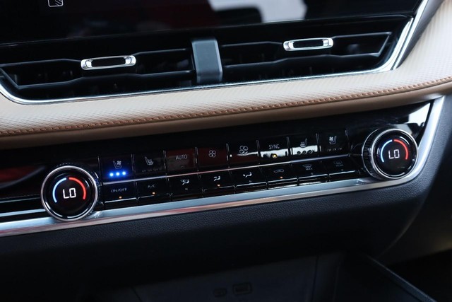 Chevrolet Equinox Vehicle Full-screen Gallery Image 15