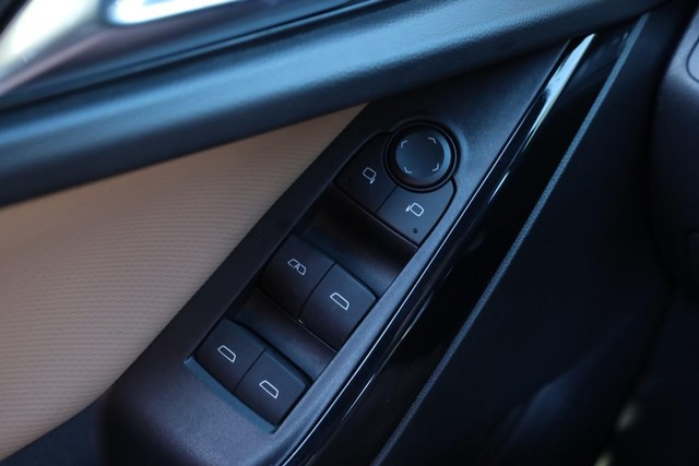 Chevrolet Equinox Vehicle Full-screen Gallery Image 20