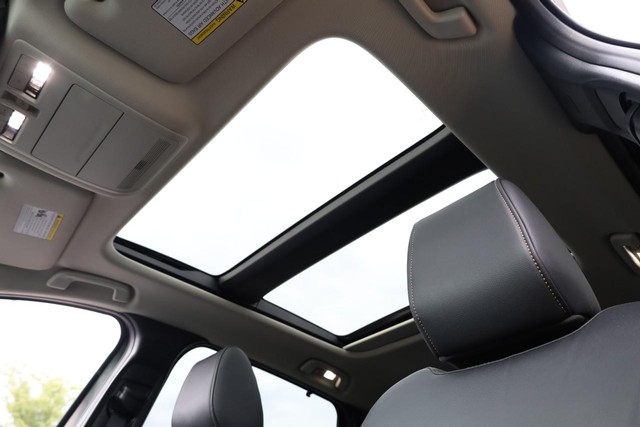 Mazda CX-90 Vehicle Full-screen Gallery Image 9