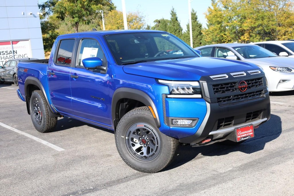Nissan Frontier Vehicle Full-screen Gallery Image 2