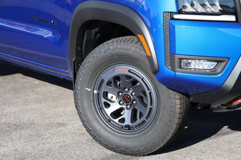 Nissan Frontier Vehicle Full-screen Gallery Image 3