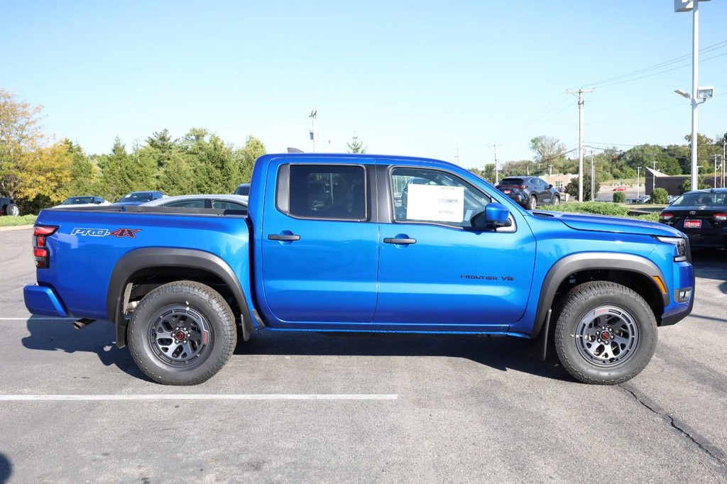 Nissan Frontier Vehicle Full-screen Gallery Image 5