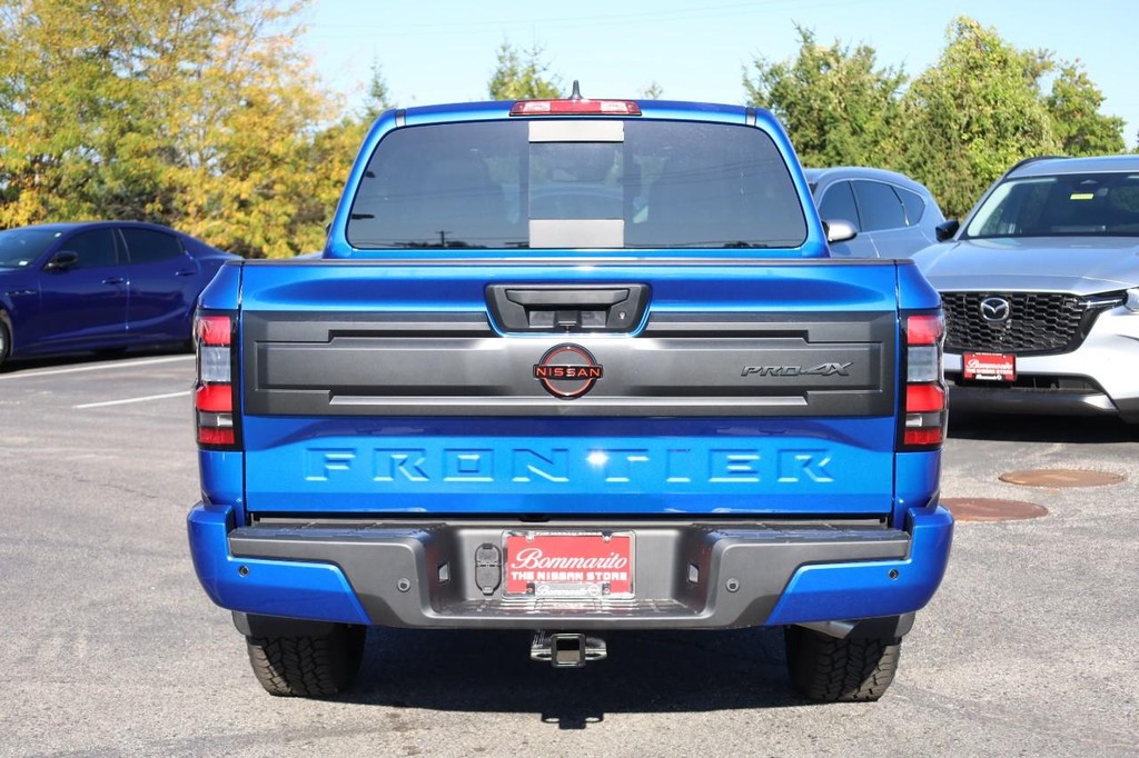 Nissan Frontier Vehicle Full-screen Gallery Image 6