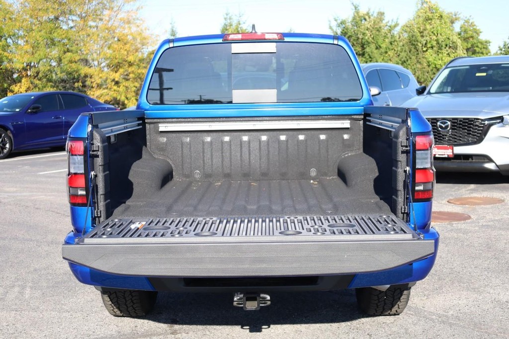 Nissan Frontier Vehicle Full-screen Gallery Image 7