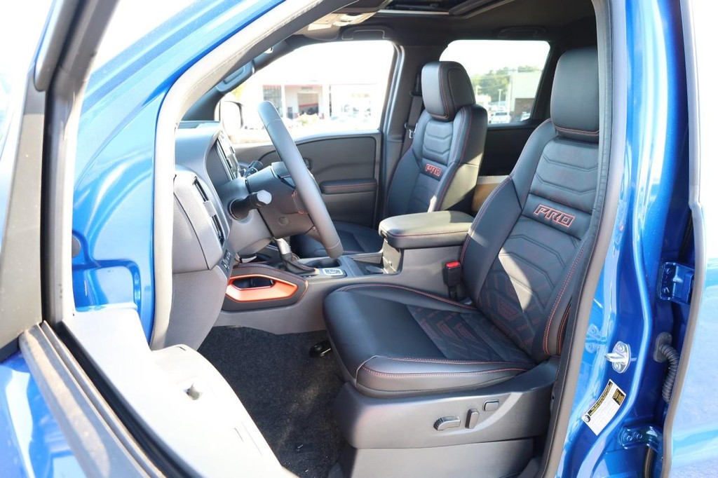 Nissan Frontier Vehicle Full-screen Gallery Image 8