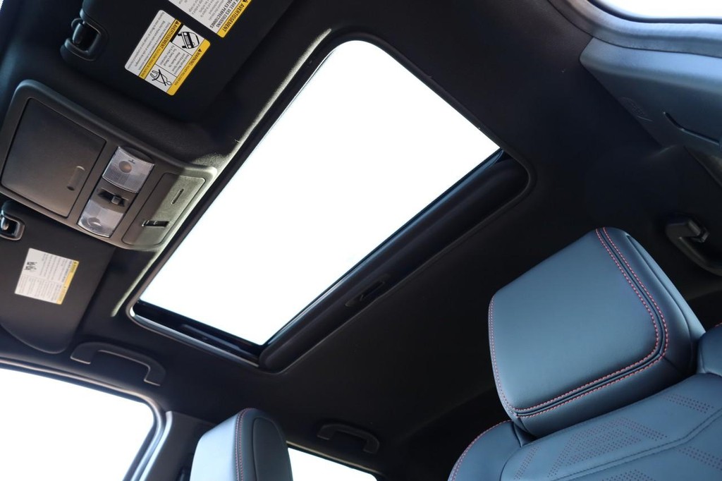 Nissan Frontier Vehicle Full-screen Gallery Image 9
