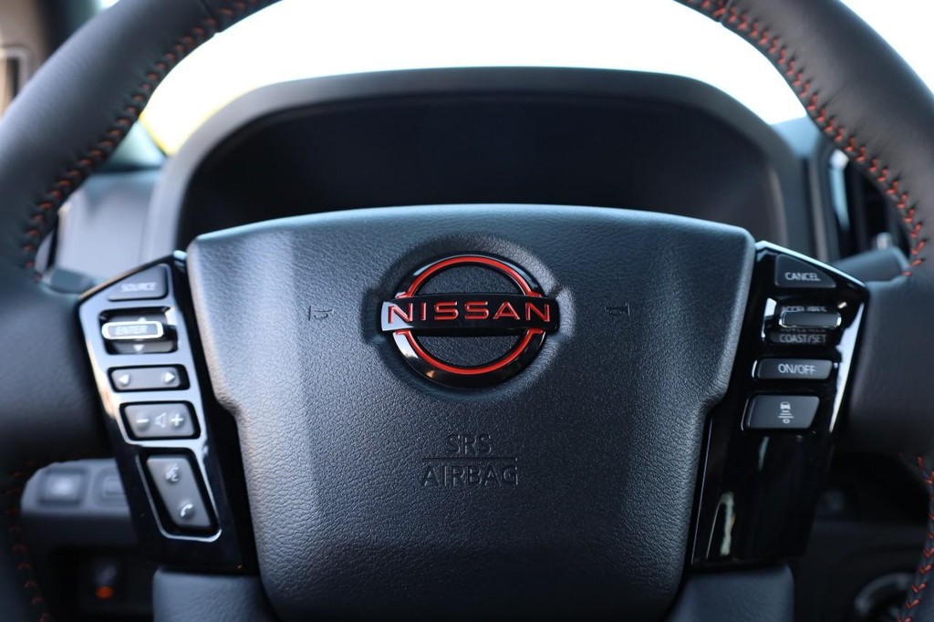 Nissan Frontier Vehicle Full-screen Gallery Image 10