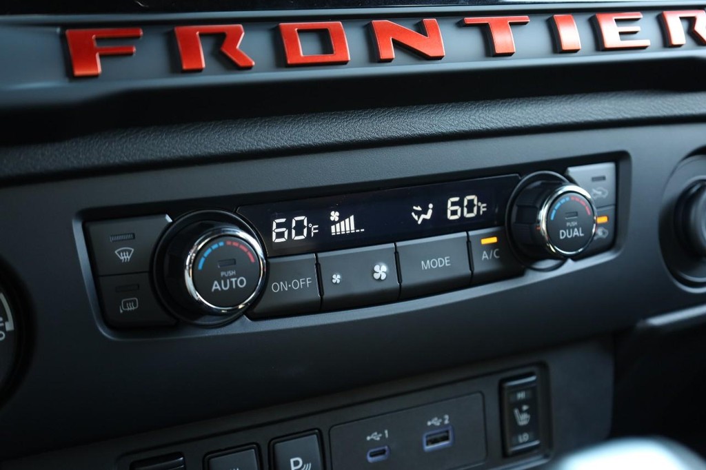 Nissan Frontier Vehicle Full-screen Gallery Image 15