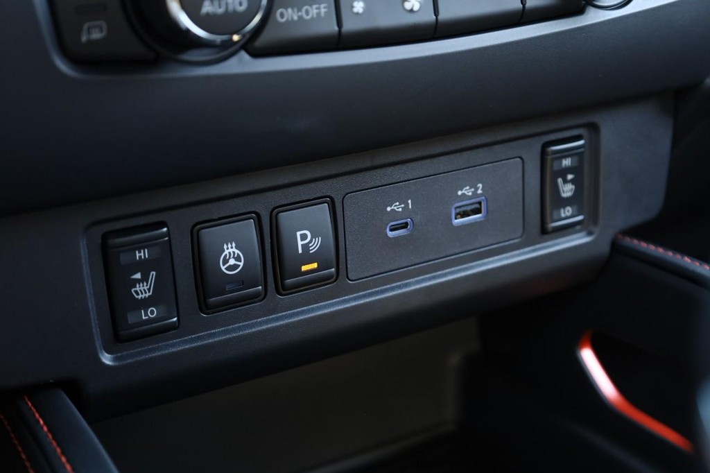 Nissan Frontier Vehicle Full-screen Gallery Image 16