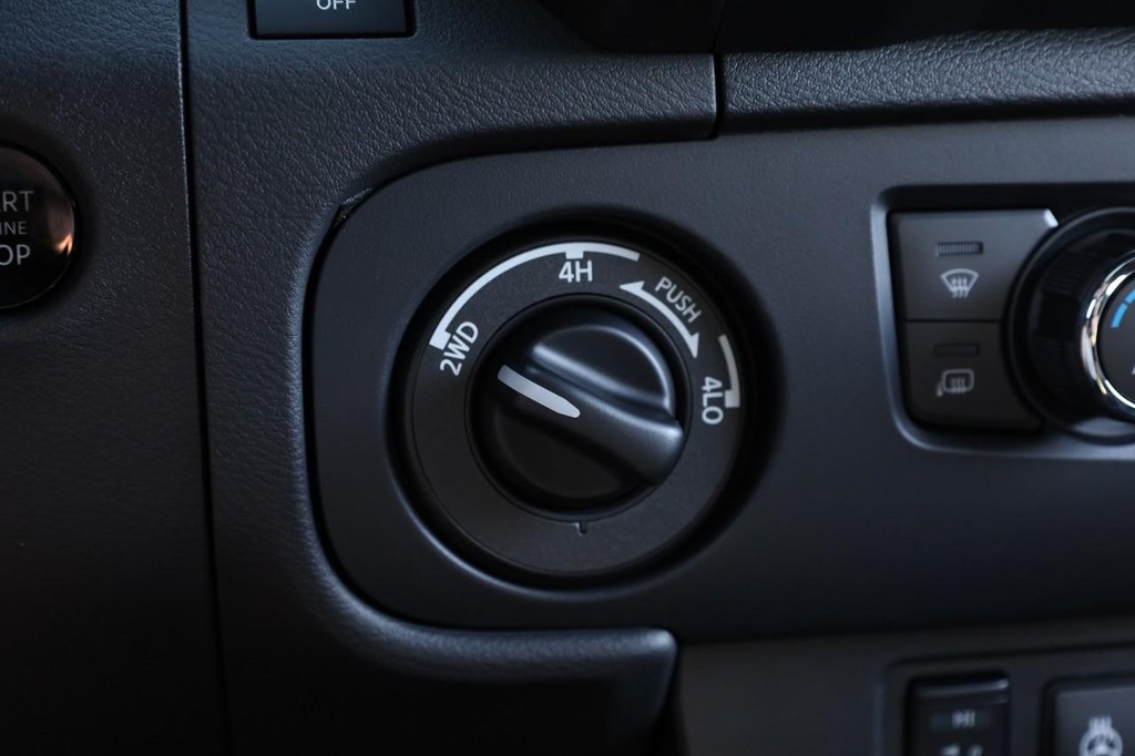Nissan Frontier Vehicle Full-screen Gallery Image 17