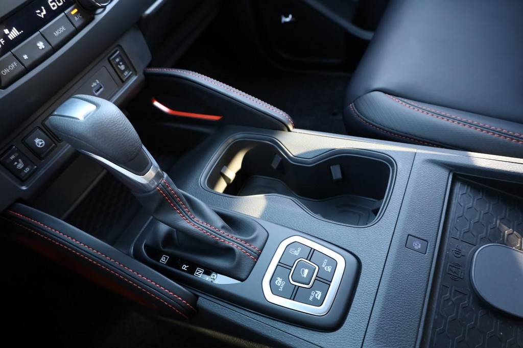 Nissan Frontier Vehicle Full-screen Gallery Image 18