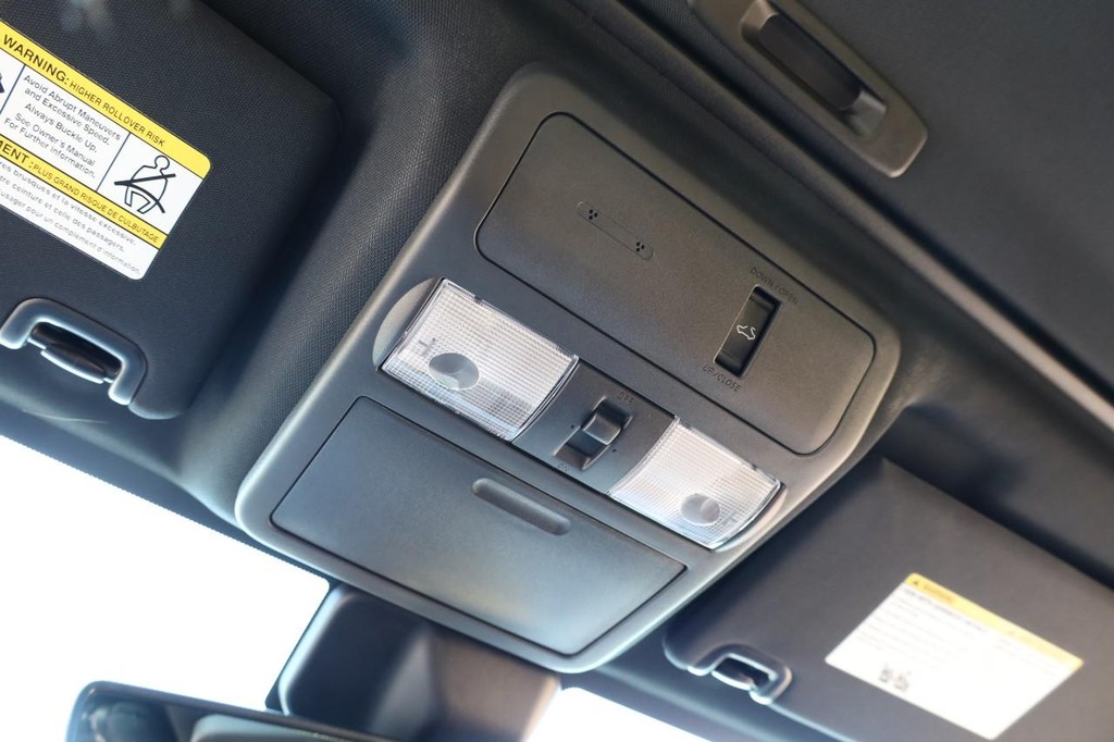 Nissan Frontier Vehicle Full-screen Gallery Image 19