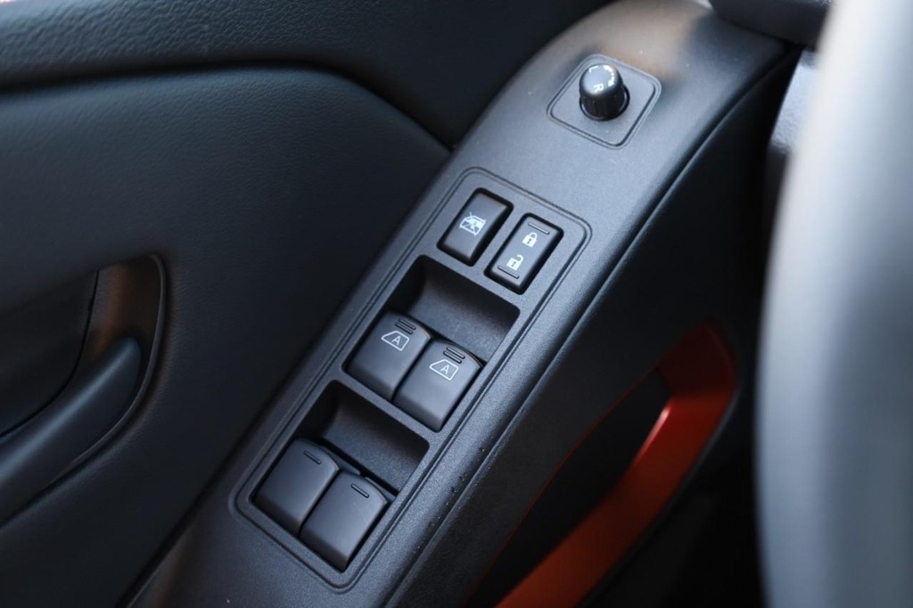 Nissan Frontier Vehicle Full-screen Gallery Image 20