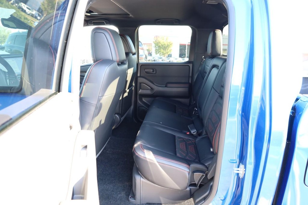 Nissan Frontier Vehicle Full-screen Gallery Image 23