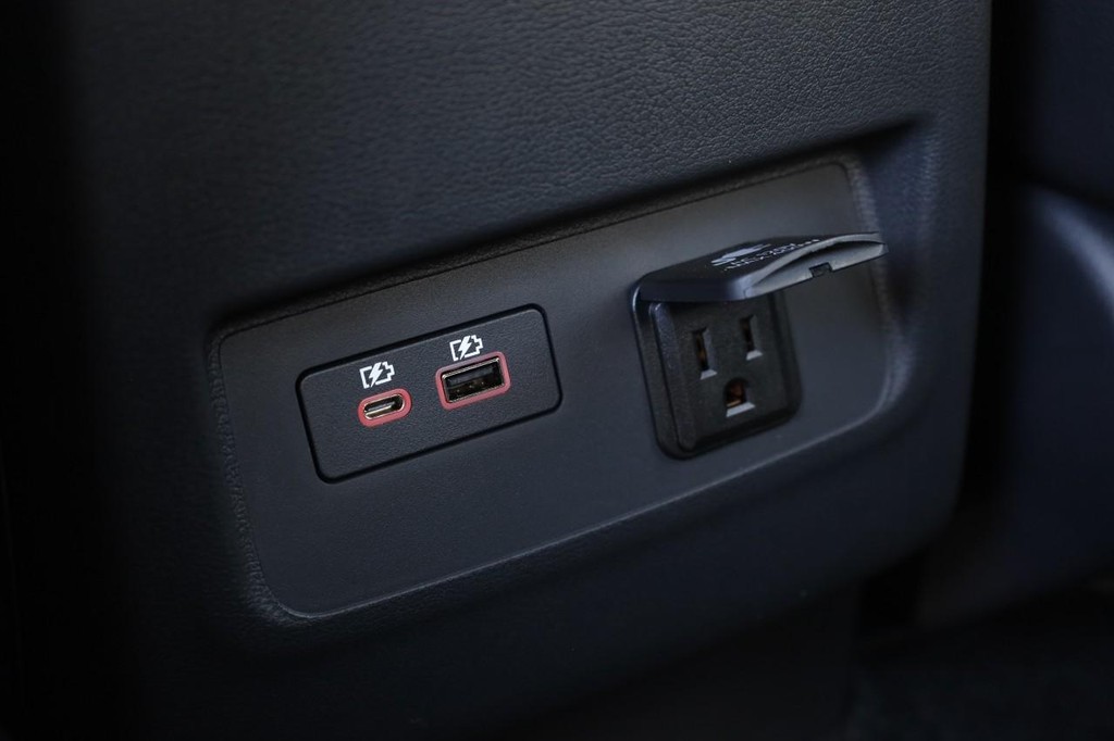 Nissan Frontier Vehicle Full-screen Gallery Image 24