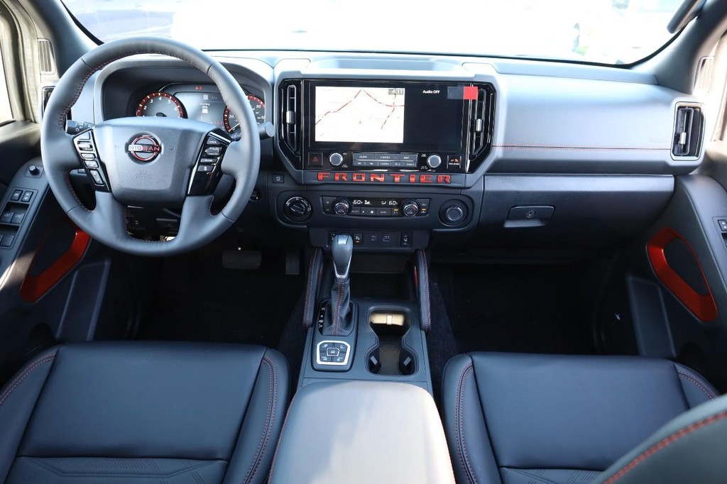 Nissan Frontier Vehicle Full-screen Gallery Image 25