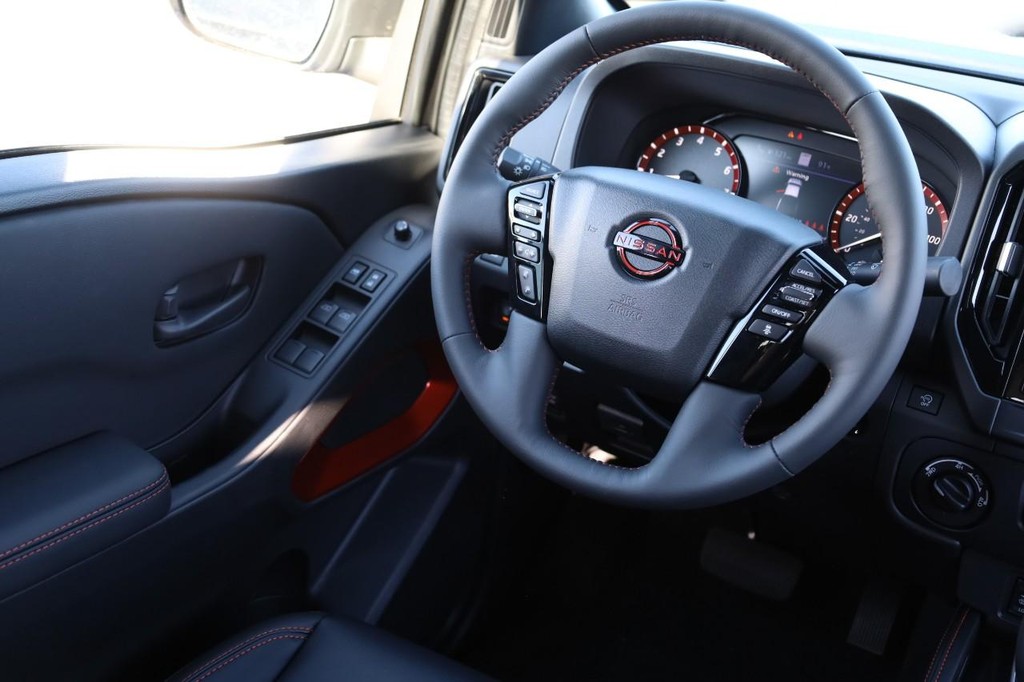 Nissan Frontier Vehicle Full-screen Gallery Image 26