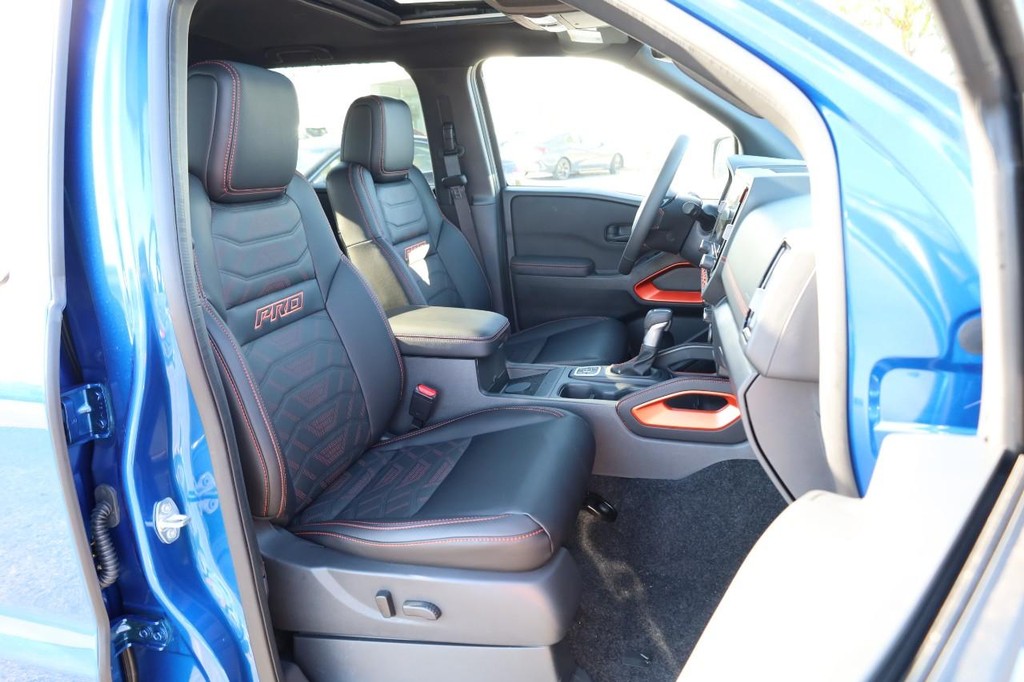 Nissan Frontier Vehicle Full-screen Gallery Image 27
