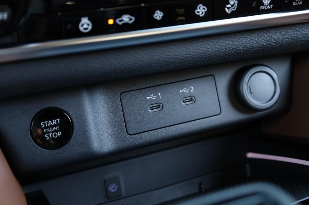 Nissan Rogue Vehicle Image 17