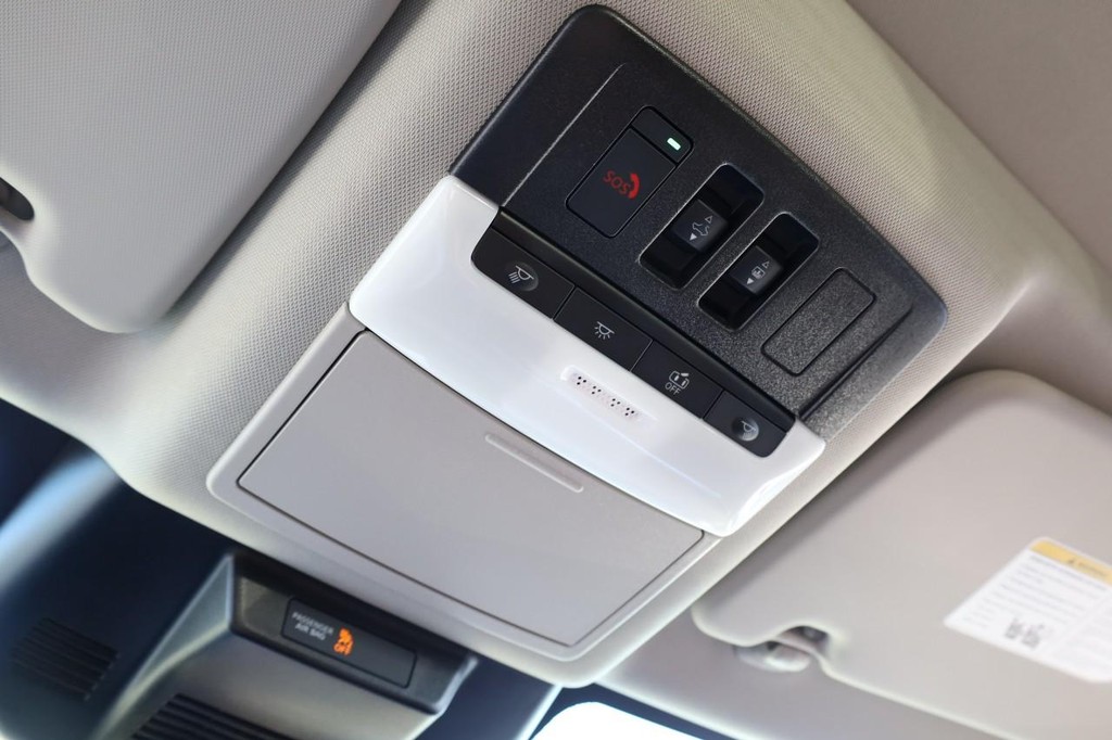 Nissan Rogue Vehicle Image 19
