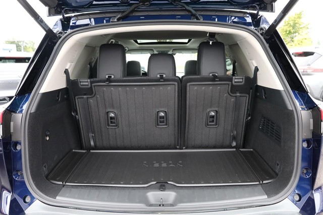 Nissan Pathfinder Vehicle Full-screen Gallery Image 7