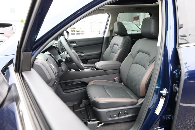 Nissan Pathfinder Vehicle Full-screen Gallery Image 10