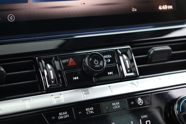 Nissan Pathfinder Vehicle Full-screen Gallery Image 17
